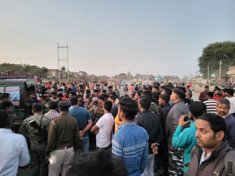 Dhanbad News : गोविंदपुर : दुर्घटना में महिला समेत दो की मौत, सड़क जाम