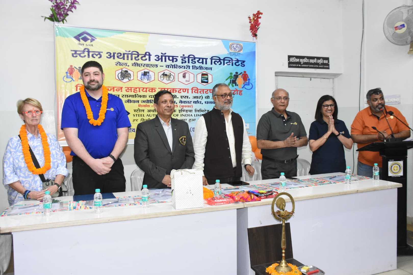 Dhanbad News : बच्चों को दिये मोटर चालित ट्राइसाइकिल समेत 173 उपकरण