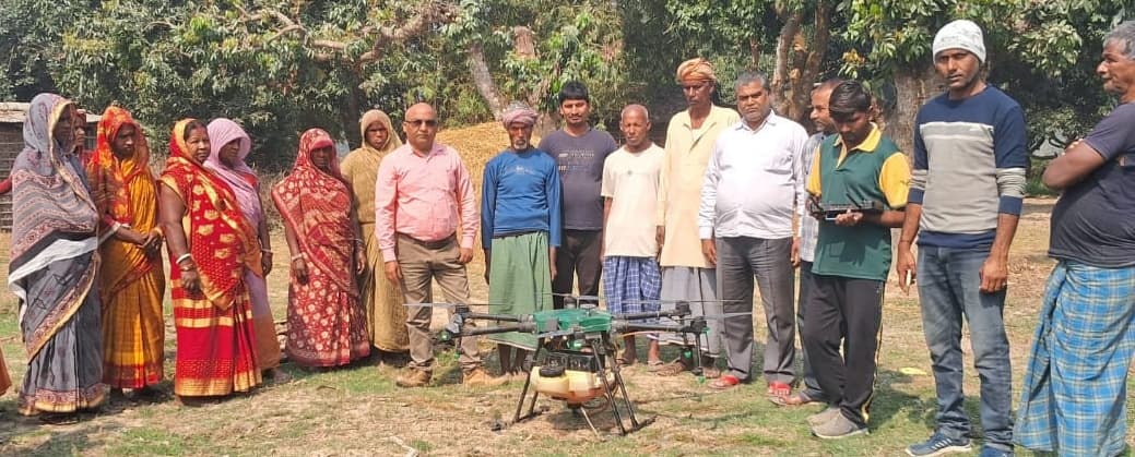 कोहवारा व रामनगर में फसल पर ड्रोन से छिड़काव