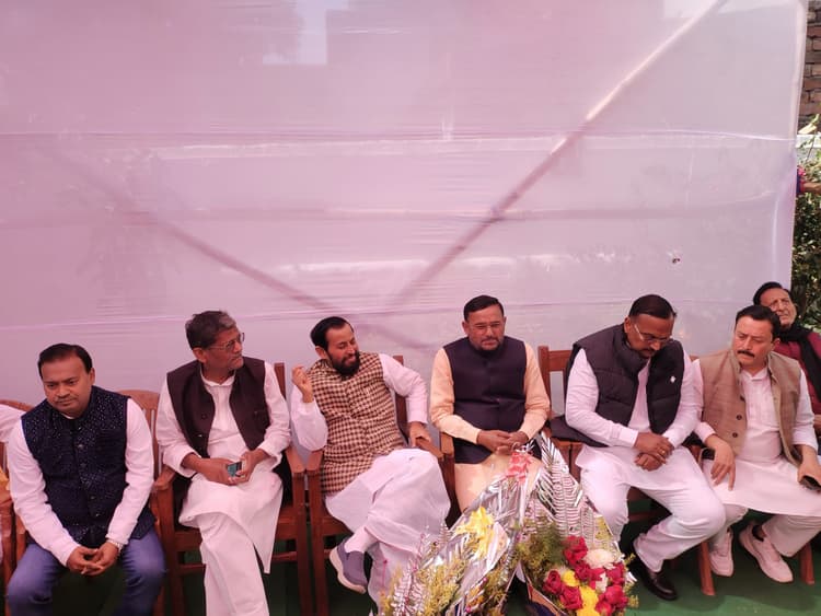 समाजवाद की महान विभूतियों के नाम को हथियार बनाकर लोगों को किया जा रहा भ्रमितः देवेंद्र यादव