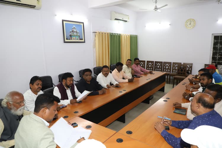 Jamshedpur news. झामुमो जिला संयोजक मंडली सांगठनिक स्थिति पर किया मंथन