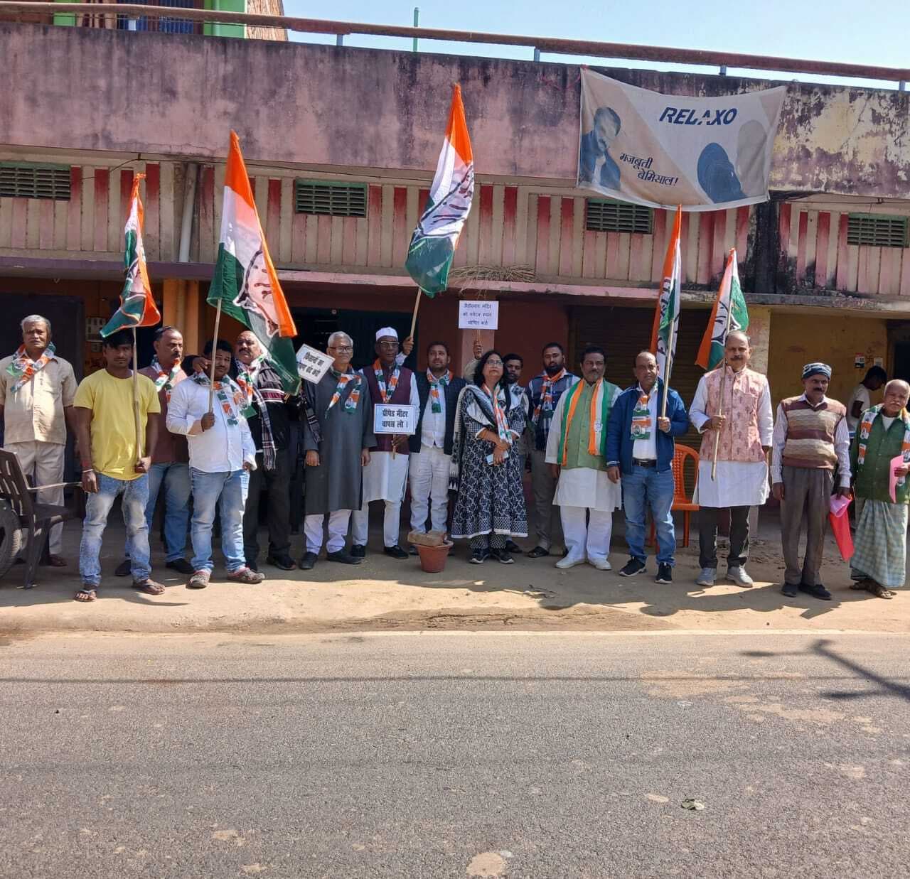 कांग्रेस ने शुरू की पदयात्रा, सुनी लोगाें की समस्या