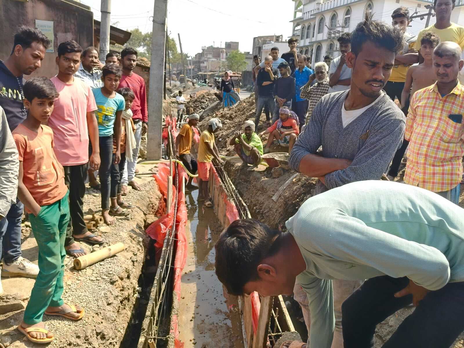 ग्रामीणों ने चांचकी में नाली निर्माण का काम कराया बंद