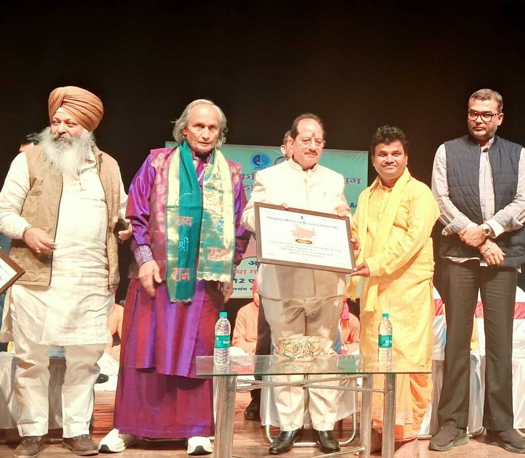 उप मुख्यमंत्री हाथों सम्मानित रंगकर्मी विकास  हुये सम्मानित