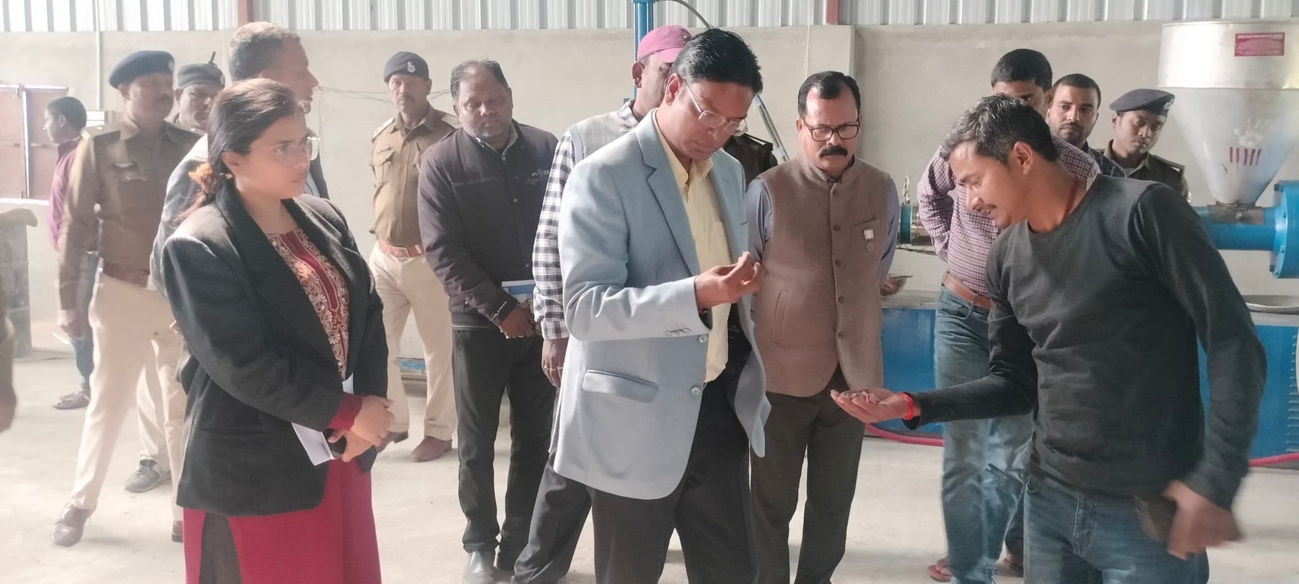 प्लास्टिक संस्करण इकाई का डीएम ने किया निरीक्षण, जतायी खुशी