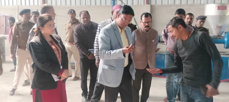 प्लास्टिक संस्करण इकाई का डीएम ने किया निरीक्षण, जतायी खुशी