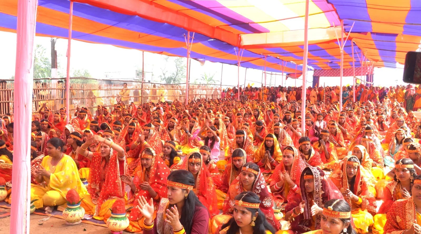 गायत्री महायज्ञ को लेकर निकाली गयी कलश शोभायात्रा