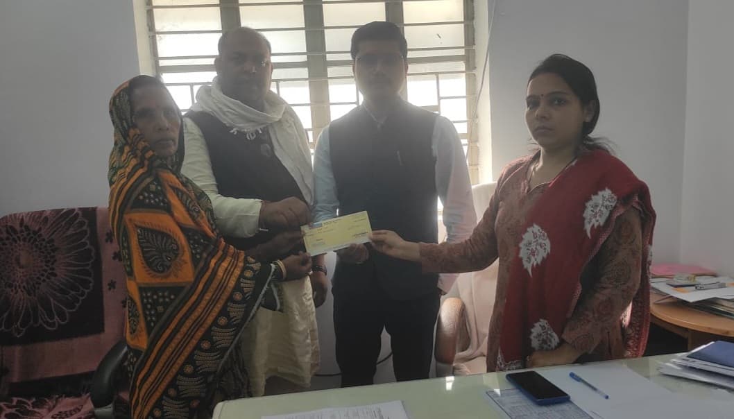 अग्नि पीड़ित परिवारों को सहायता राशि का चेक दिया गया