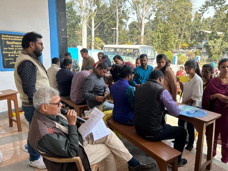 दीक्षांत को लेकर विश्वविद्यालय व जिला प्रशासन सक्रिय, प्रतिभागियों को दी गयी सामग्री