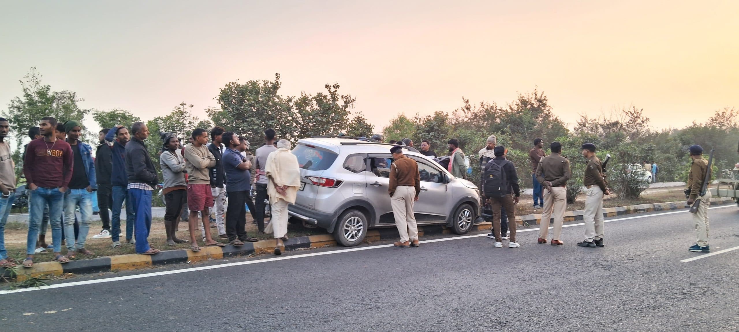 अनियंत्रित कार डिवाइटर से टकरायी, एक जख्मी