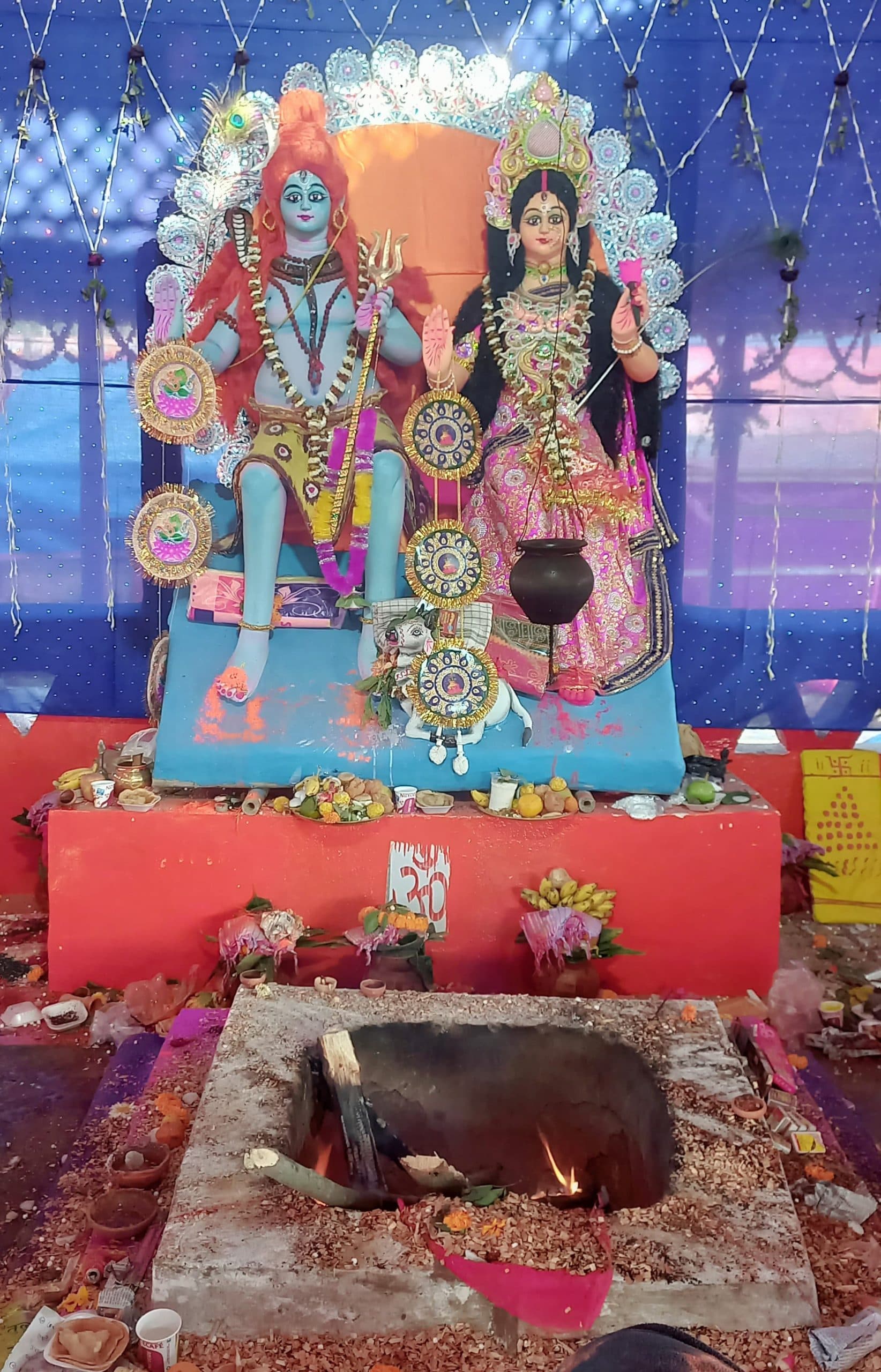 मनिहारी गंगा घाट पर शिवशक्ति महायज्ञ में श्रद्धालुओं की उमड़ रही भीड़