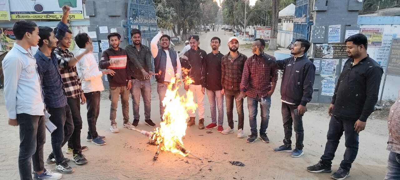 कुलपति दीक्षांत समारोह से पहले दोनों अध्ययनरत पीएचडी छात्रों का वापस करें निलंबन