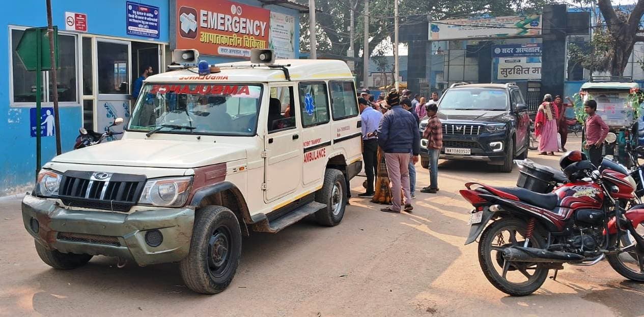 बदहाली :  सदर अस्पताल में नही है शव वाहन, परिजनों का हो रहा है आर्थिक दोहन