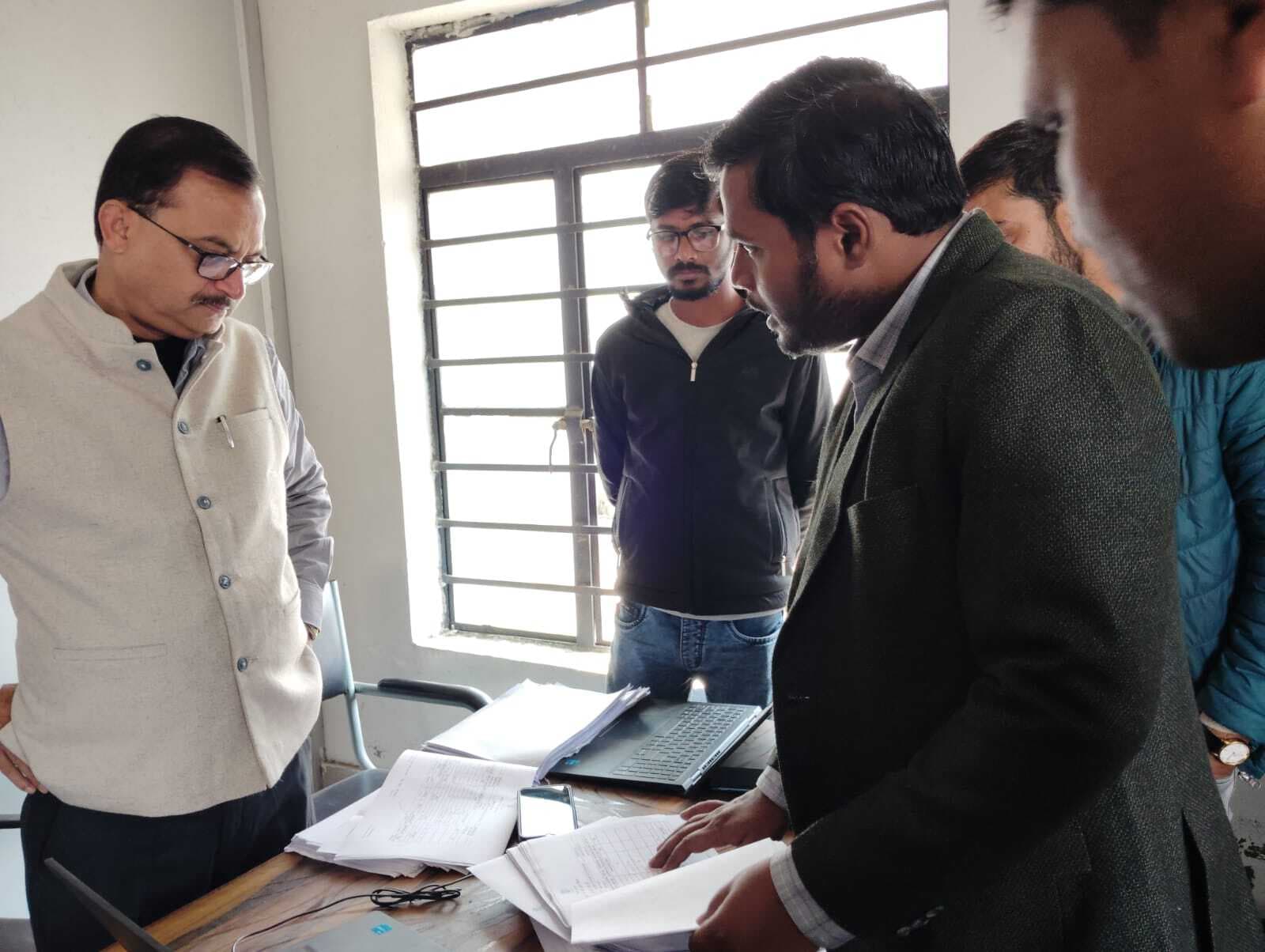 अंचल कार्यालय का एडीएम ने लिया जायजा