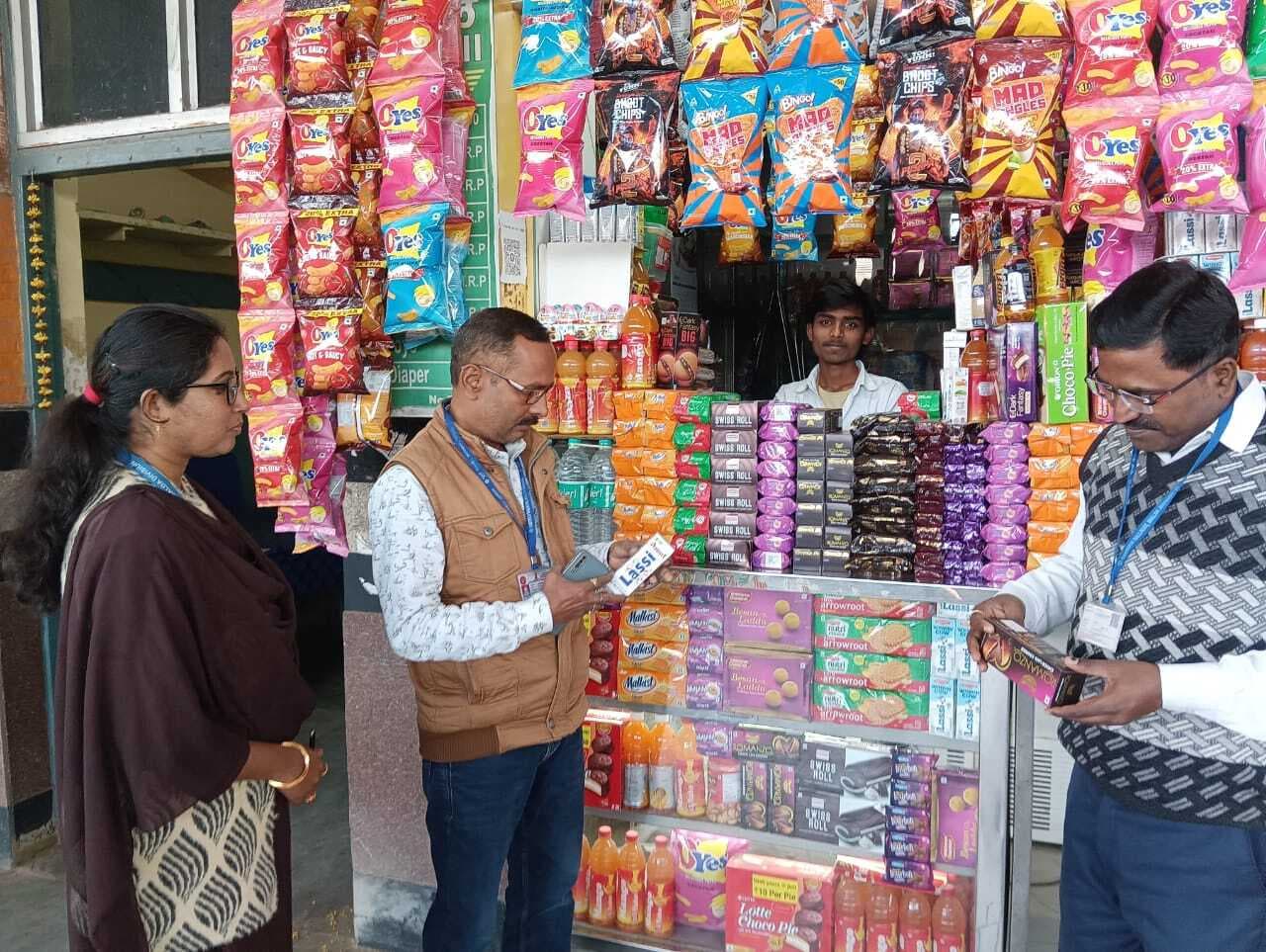 स्टेशन इंप्रूवमेंट ग्रुप ने किया विभिन्न स्टॉलाें का निरीक्षण