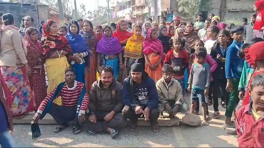 चैती दुर्गा प्रतिमा बनाने के विरोध में विवाद, ग्रामीणों ने कई घंटे तक किया सड़क जाम