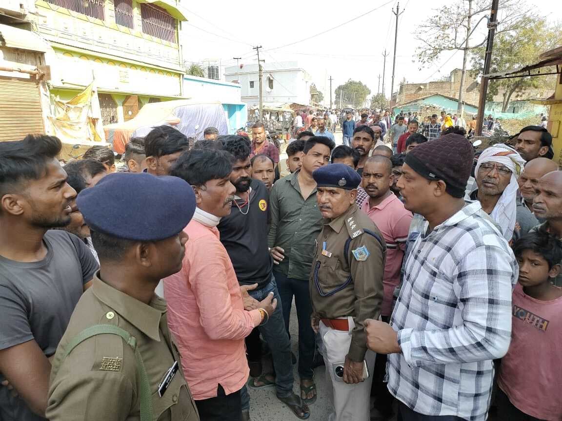 Deoghar news : शिक्षक हत्या मामले में पुलिस ने पूछताछ के लिए दो को लिया हिरासत में