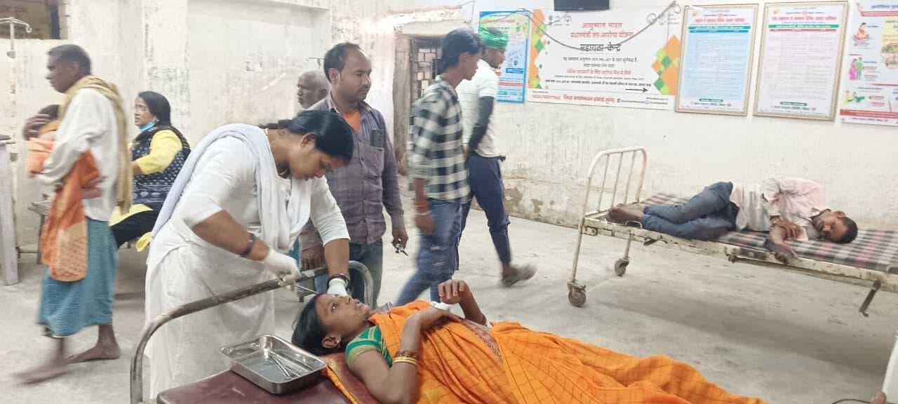 दो बाइकों की टक्कर में तीन माह के नवजात समेत चार जख्मी