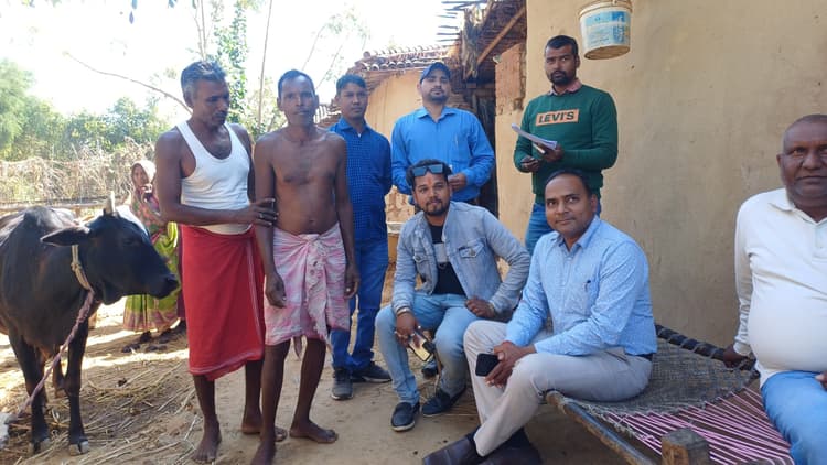 अवैध वसूली की पुष्टि होने पर आवास सहायक को लगायी फटकार