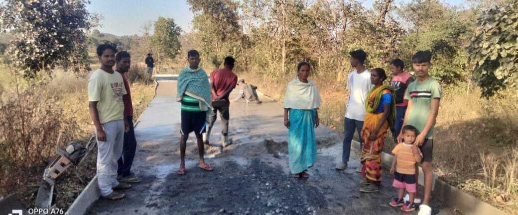 पीसीसी सड़क के निर्माण में अनियमितता, विरोध