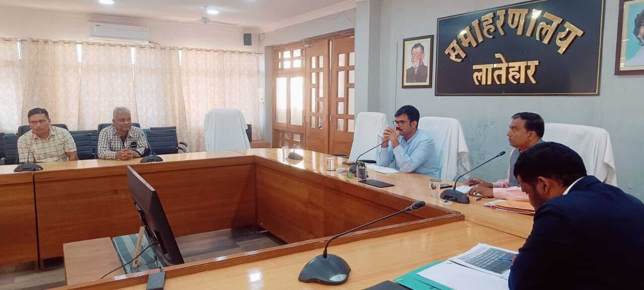 डीसी ने की श्रम विभा व जिला नियोजनालय के कार्यों की समीक्षा