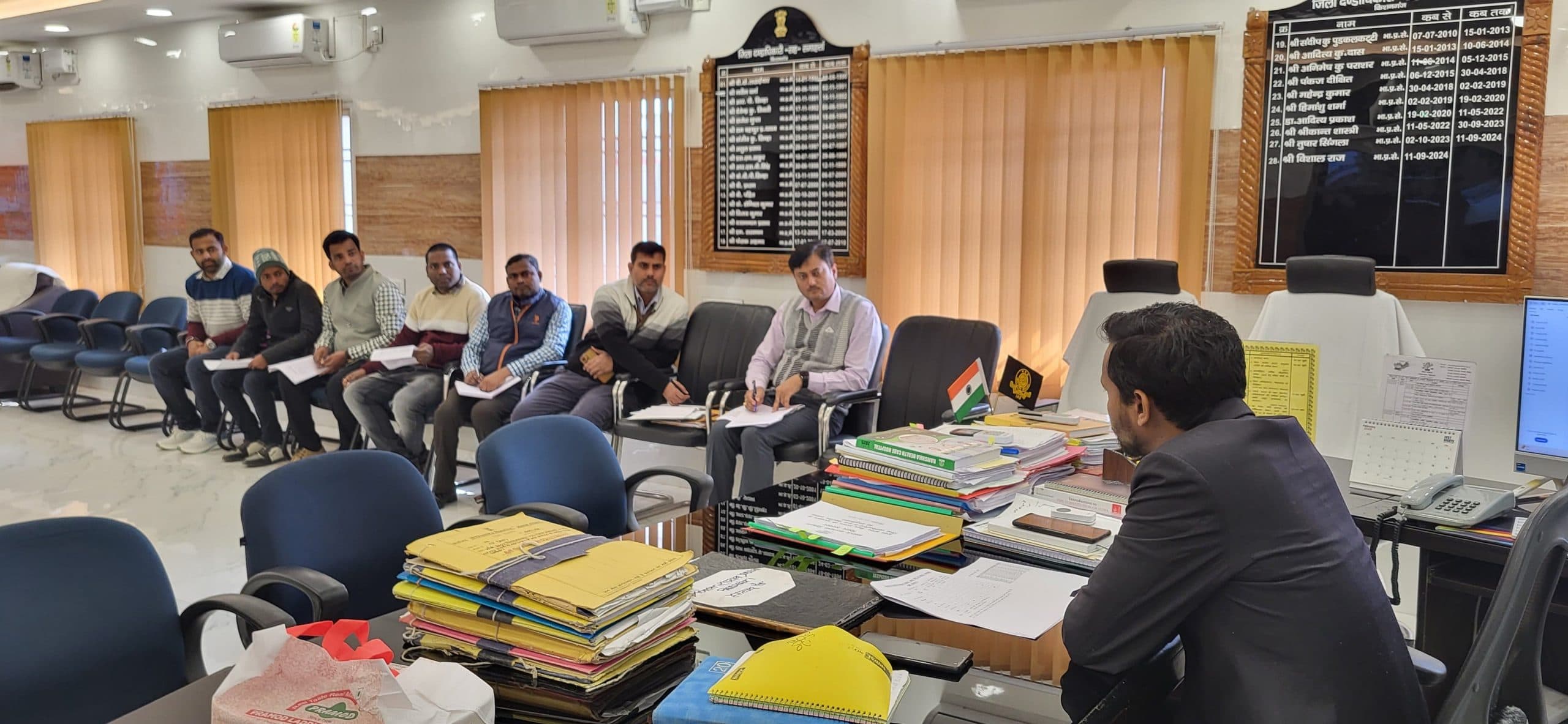 जिला स्तरीय आधार समिति की बैठक में डीएम ने बीडीओ व कर्मियों को दिये कई निर्देश