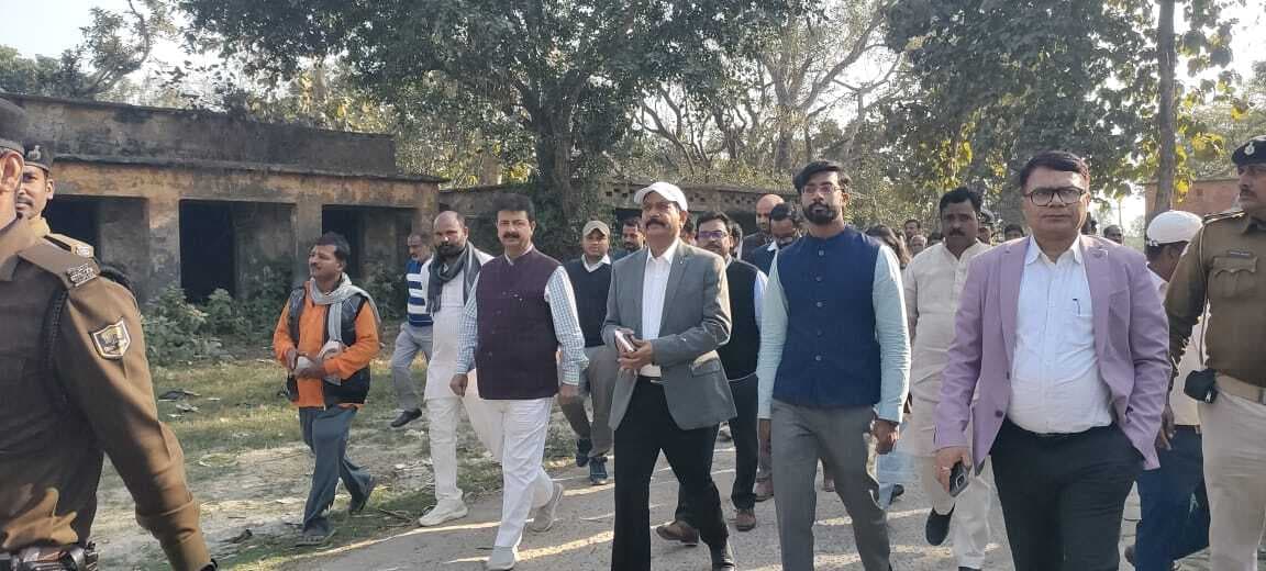 डीएम ने ठकराहा प्रखंड एवं अंचल कार्यालय का किया औचक निरीक्षण, दिया दिशा-निर्देश