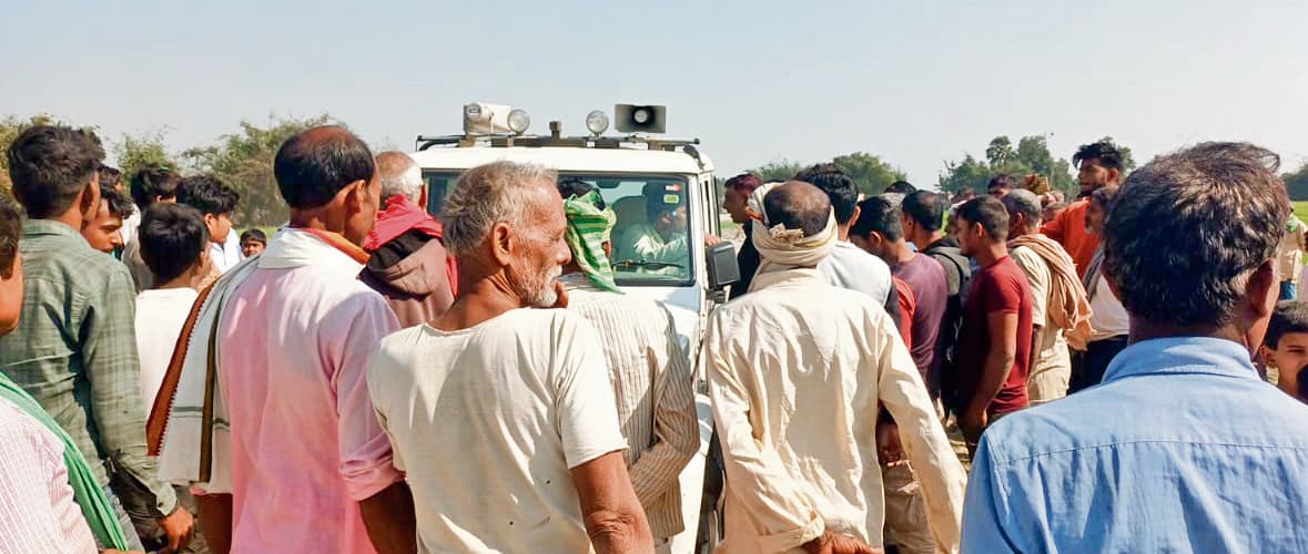 Chapra News : मुआवजे की मांग को लेकर जमींदारी बांध के निर्माण कार्य पर ग्रामीणों ने लगायी रोक