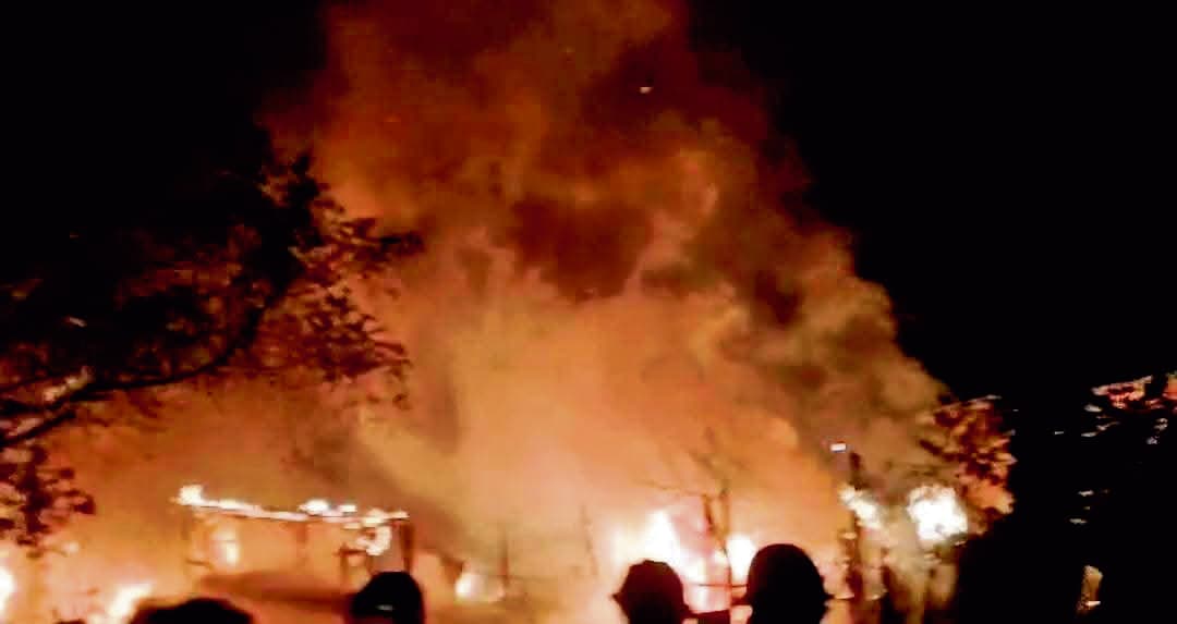 कांकसा : कबाड़ी पट्टी की दुकान में आग से जल गयी लाखों की लकड़ी