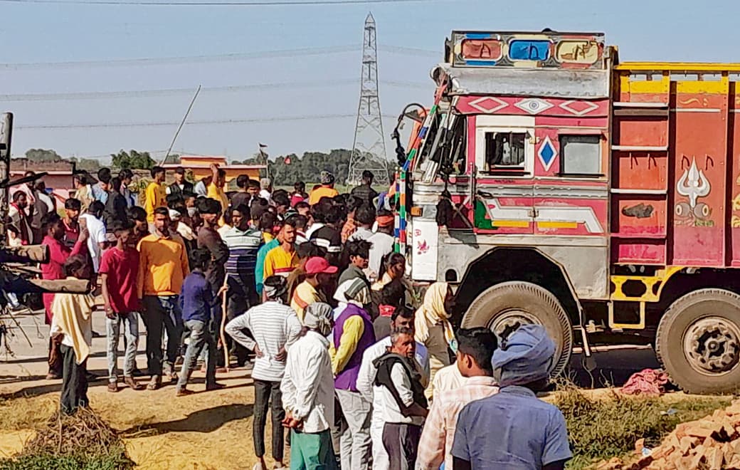 Buxar News: स्कूल से पढ़कर घर लौट रही बच्ची को तेज रफ्तार ट्रक ने रौंदा, मौत, हंगामा