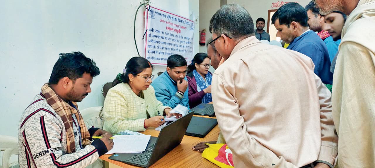 Buxar News: लगान जमा करने में खरहना बना नंबर वन