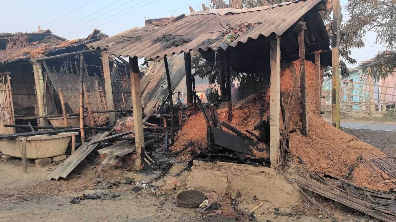 Madhubani News : शॉर्ट सर्किट से घर में लगी आग, गाय - बकरी सहित लाखों का सामान नष्ट