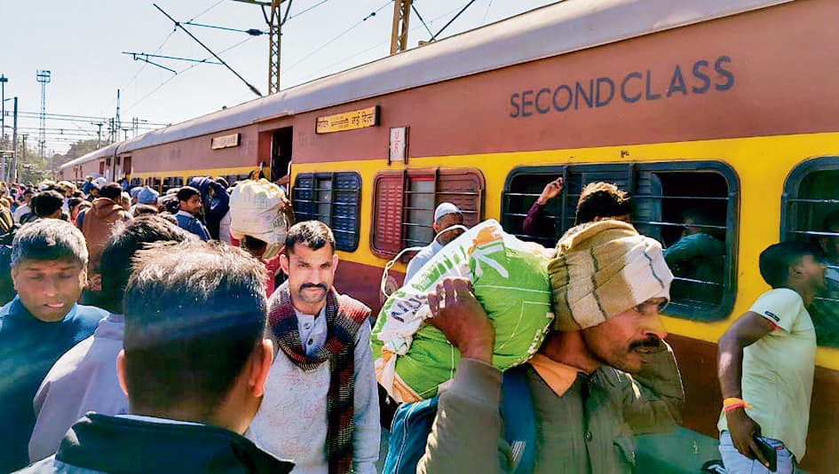 Gaya News : एसी बोगी में चढ़े जनरल टिकट वाले यात्री, आरपीएफ ने उतारा