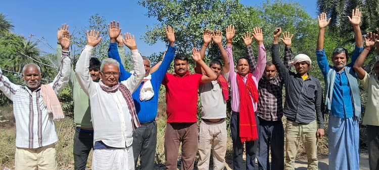 Aurangabad News : रामरेखा नदी पर पुल की मांग को ले ग्रामीणों ने किया प्रदर्शन