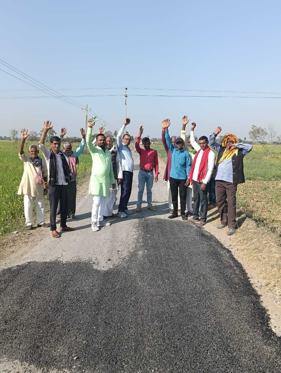 Aurangabad News : जर्जर सड़क की हालात देखकर ग्रामीणो ने किया प्रदर्शन