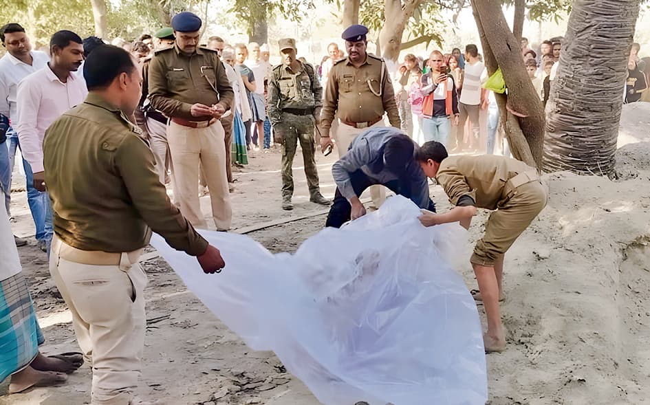 hajipur news. तीन दिनों बाद क्रब से निकाला गया युवती का शव, माता-पिता हिरासत में