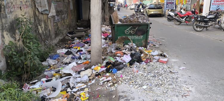 Giridih News :कचरे के ढेर बदला गिरिडीह शहर, दुर्गंध से परेशानी