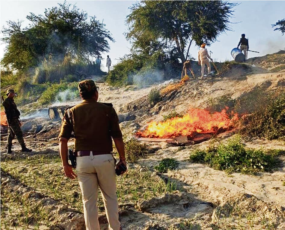 hajipur news. पुलिस ने देसी शराब की पांच भट्ठियां की ध्वस्त