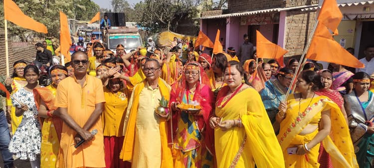 Giridih News: शिव-पार्वती मंदिर के जीर्णोद्धार व प्राण प्रतिष्ठा को ले निकली कलश यात्रा