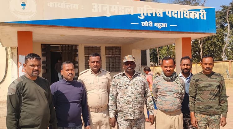 Giridih News: चार माह से चौकीदारों को नहीं मिल रहा वेतन, डीसी से पहल की मांग