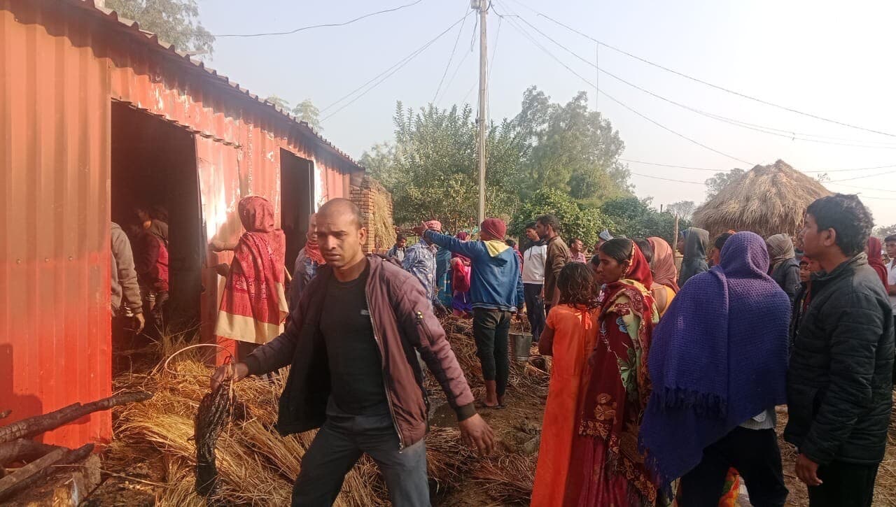 Giridih News: पचंबा के एक घर में लगी आग, दो लाख की संपत्ति जली