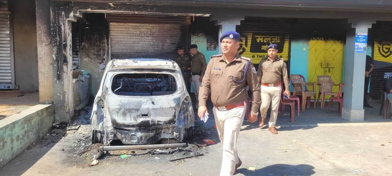 Giridih News: पूर्व मुखिया के दरवाजे पर खड़ी कार को जलाया