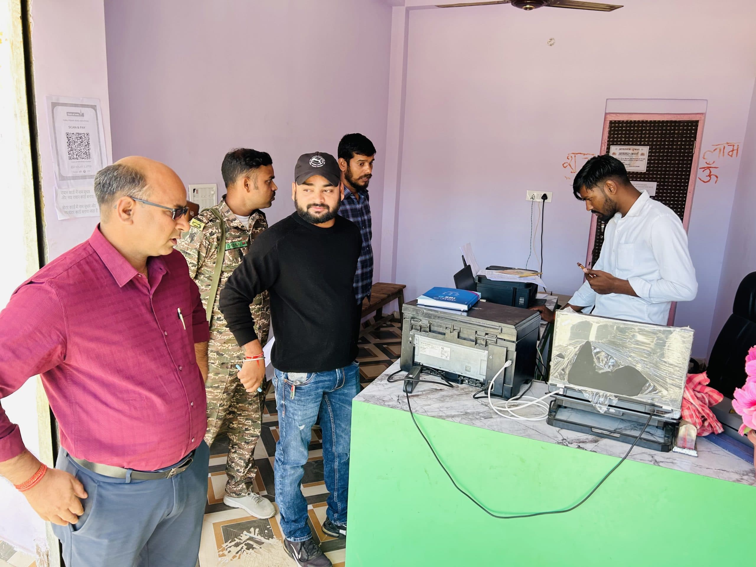 Giridih News: बीडीओ ने ऑनलाइन कैफे को जांच कर बंद कराया