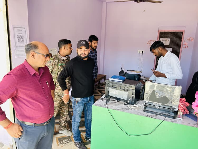 Giridih News: बीडीओ ने ऑनलाइन कैफे को जांच कर बंद कराया