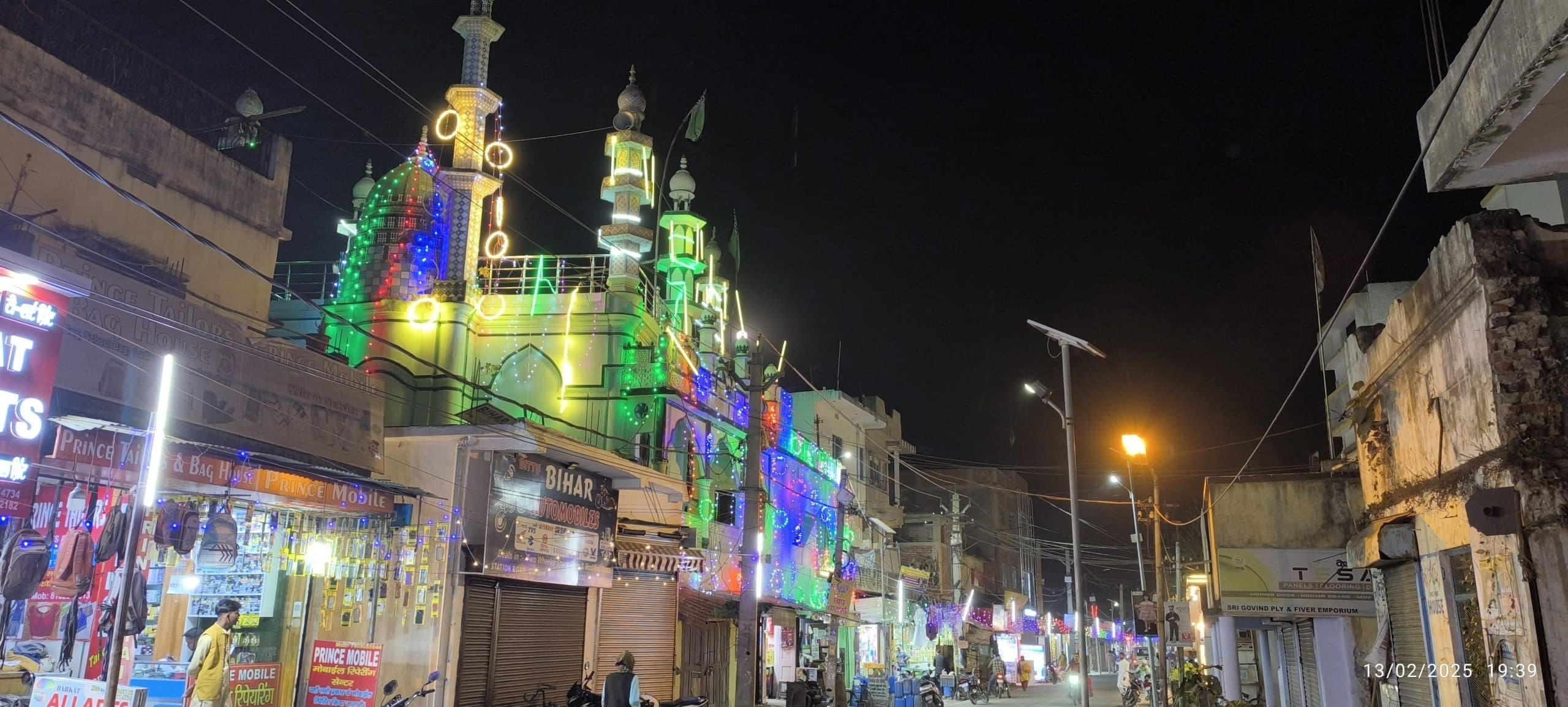 Shab-e-Barat : अकीदतमंदों ने अल्लाह तबारक-व-त''''आला से मांगी दुआ-ए-मगफिरत-ए-मरहूम