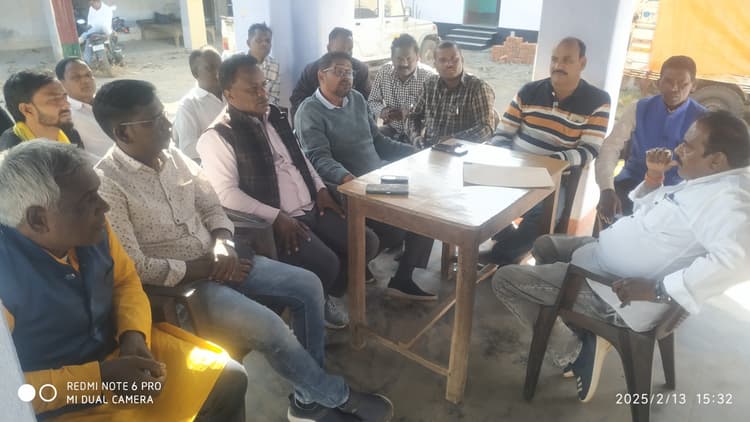 Giridih News :रेंजर से मिले झामुमो कार्यकर्ता, बोले- जंगलों की सुरक्षा के प्रति पार्टी गंभीर