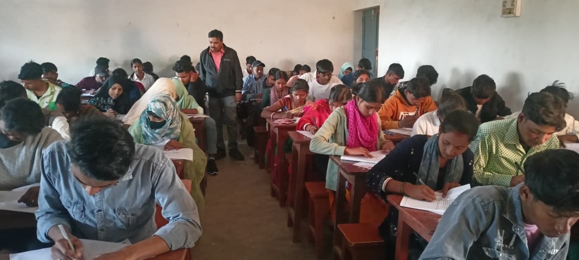 हिंदी व अंग्रेजी विषयों की परीक्षा शांतिपूर्वक संपन्न