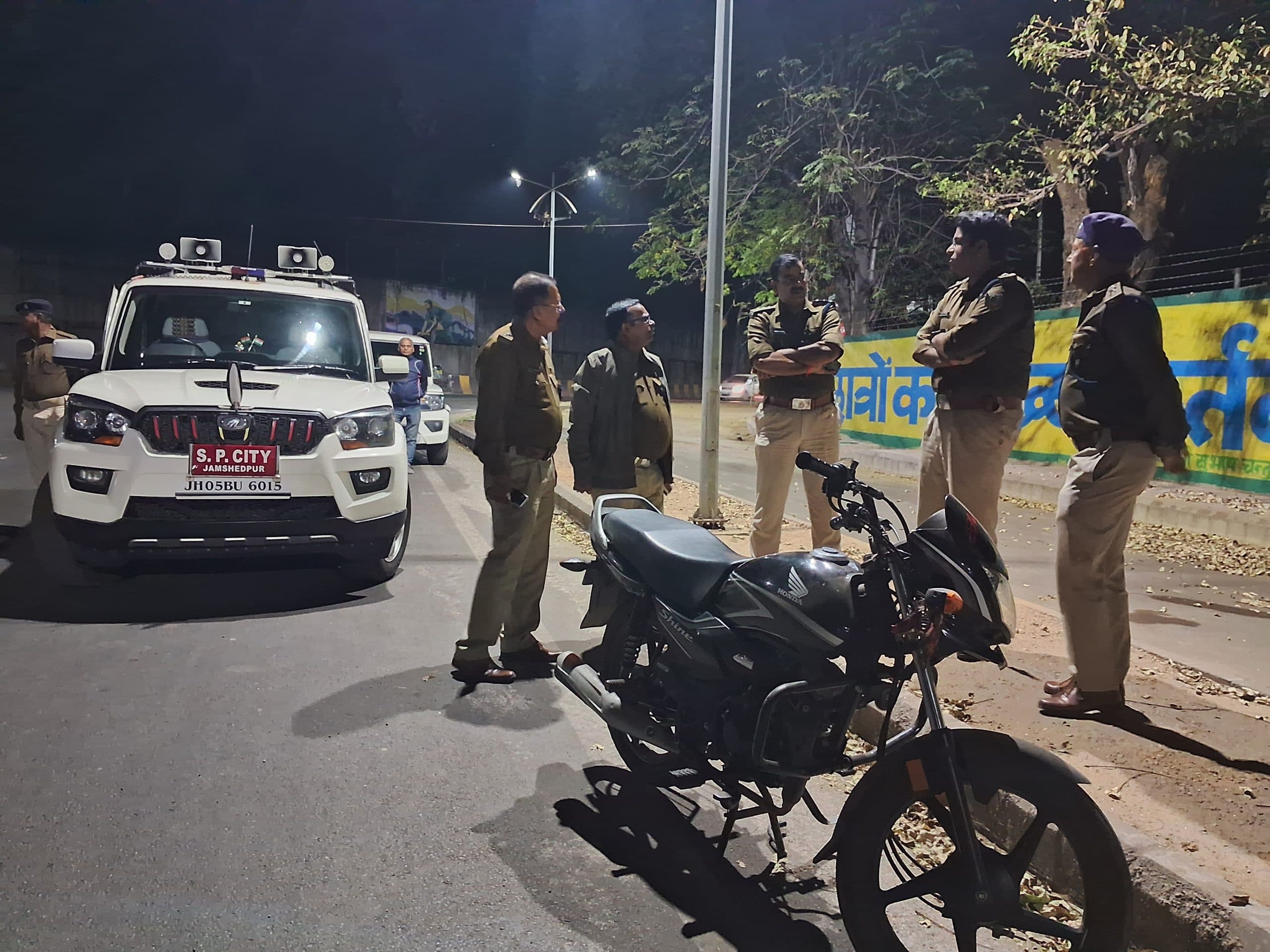 Jamshedpur News : बिष्टुपुर : राजा सिंह के भाई पर फायरिंग, जंगल में छुपकर बचायी जान