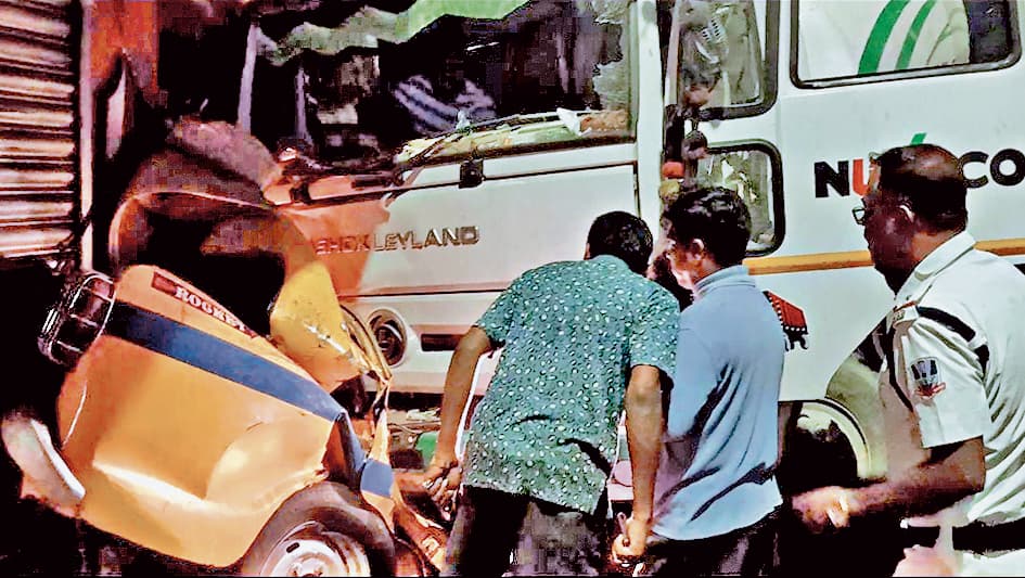 डंपर और टैक्सी के बीच टक्कर चालक सहित दो लोगों की मौत