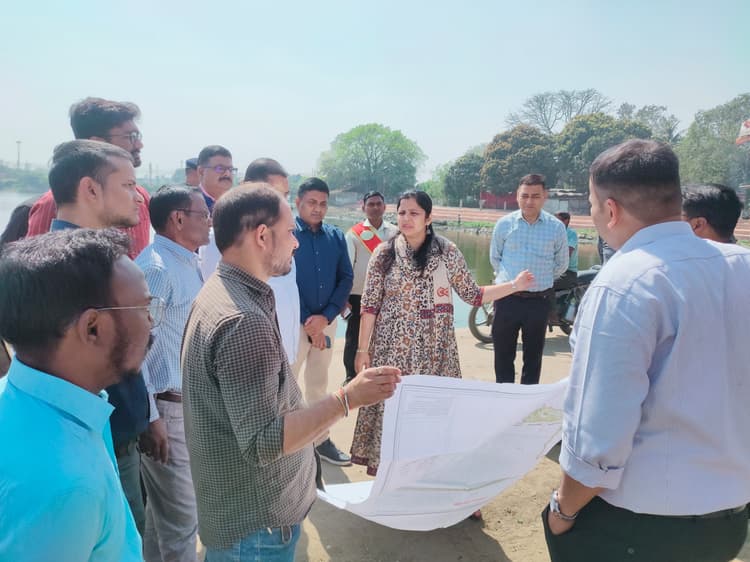 Dhanbad News: रेलवे से समन्वय बना कर लोको टैंक से अतिक्रमण हटाएं : डीसी